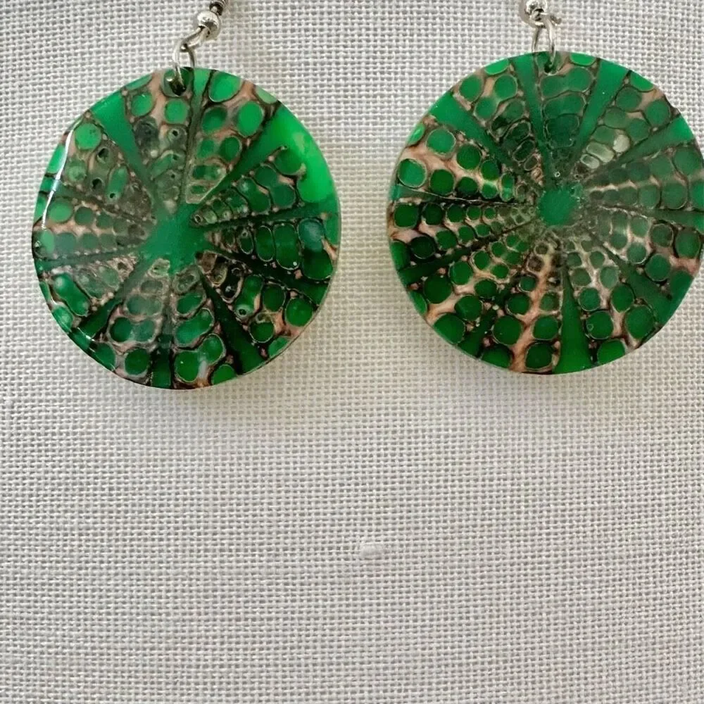 Green and brown shell round earrings